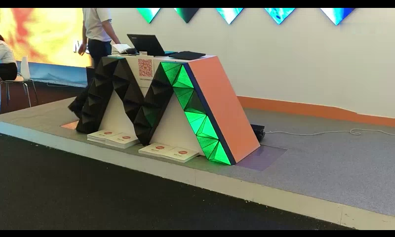 澳门壹号电子游戏室内p3三角形led显示屏炫彩登场